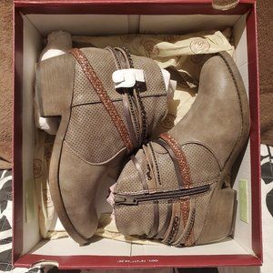 Low Heel Ankle Boots Sz 7.5 Faux Distressed Leather & Chain/Beads